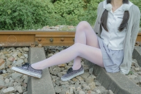 森萝财团 有料 NO.038 吸吸 铁轨边的JK白si美美女 [60P-764MB]